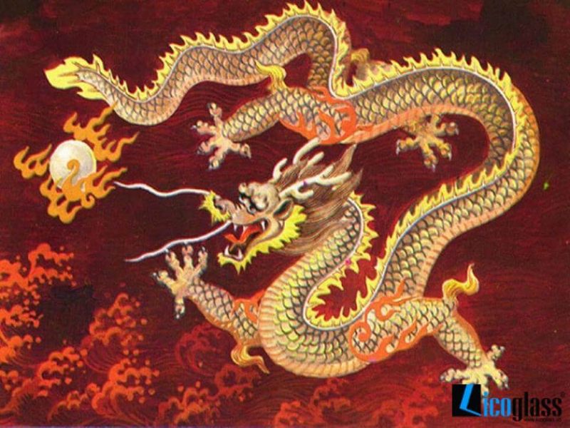 Rồng xưa nay vốn là một trong tứ đại linh vật trong phong thủy, có sức mạnh to lớn, quyền năng. Tranh kính in hình rồng phong thủy có ý nghĩa biểu tượng cho quý nhân, đem lại may mắn tài lộc cho gia chủ. Có thể treo tranh kính rồng ở phòng khách vì rồng có sức mạnh trấn áp và xua đuổi vận khí xấu, giúp cho gia đình luôn bình an